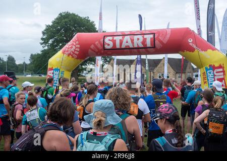 Cirencester, England, Samstag, 24. Juni 2023. Die Teilnehmer starten die Cotswold Way Ultra Challenge, eine Walking-and-Running-Veranstaltung bis ZU 100km KM durch die Cotswolds. Kredit: Lu Parrott / Alamy Live News Stockfoto