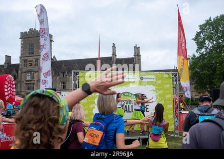 Cirencester, England, Samstag, 24. Juni 2023. Die Teilnehmer wärmen sich auf der Cotswold Way Ultra Challenge auf, einem Walking-and-Running-Event bis ZU 100km KM durch die Cotswolds. Kredit: Lu Parrott / Alamy Live News Stockfoto