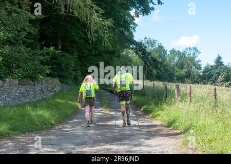 Cirencester, England, Samstag, 24. Juni 2023. Trek Masters Walk auf der Cotswold Way Ultra Challenge; ein Walking-and-Running-Event bis ZU 100km KM durch die Cotswolds. Kredit: Lu Parrott / Alamy Live News Stockfoto