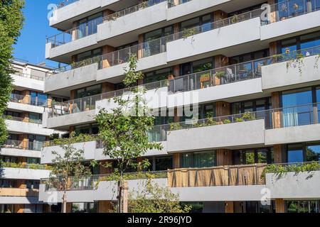 Moderne graue Apartmentgebäude an einem sonnigen Tag in Berlin Stockfoto
