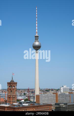 Der berühmte Fernsehturm und das Rote Rathaus in Berlin an einem sonnigen Tag Stockfoto