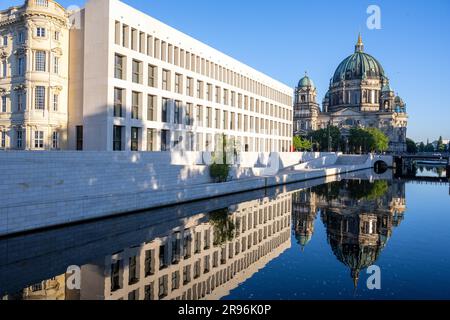 Der wiederaufgebaute Berliner Stadtpalast mit der Kathedrale, die sich in der Spree widerspiegelt Stockfoto