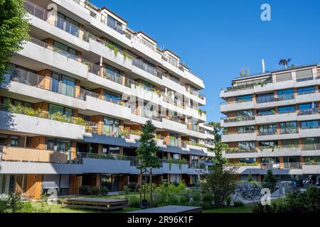 Neue graue Apartmentgebäude an einem sonnigen Tag in Berlin Stockfoto