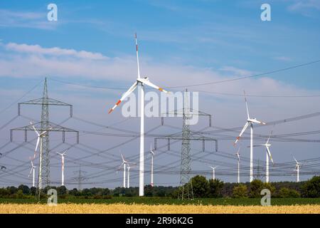 Mehrere Stromleitungen und Windturbinen in Deutschland Stockfoto