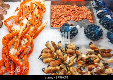 Krabben, Muscheln und Flusskrebse zum Verkauf auf einem Markt in Bergen, Norwegen Stockfoto