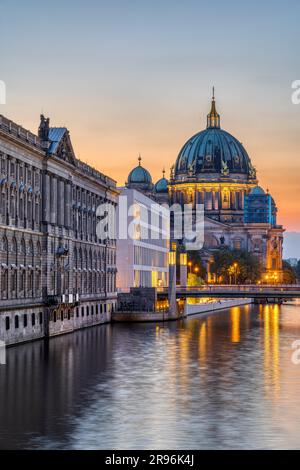 Blick auf die Spree in Berlin in der Dämmerung mit der Kathedrale im Hintergrund Stockfoto