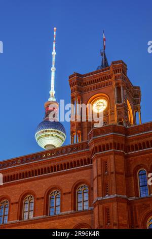 Das Rathaus und der berühmte Fernsehturm in Berlin bei Nacht Stockfoto