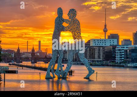 Sonnenuntergang in Berlin mit der Spree, der Molekül-Men-Skulptur und dem Fernsehturm Stockfoto