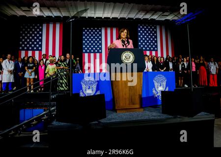 Charlotte, USA. 24. Juni 2023. Vizepräsident Kamala Harris spricht zum einjährigen Jahrestag der USA Die Entscheidung des Obersten Gerichtshofs in Dobbs im Grady Cole Center in Charlotte, North Carolina, am Samstag, den 24. Juni 2023. Das Urteil des Obersten Gerichtshofs in der Rechtssache Dobbs gegen Jackson Women's Health Organization hat den wegweisenden Abtreibungsrechtsfall von Roe gegen Wade aufgehoben. Poolfoto von Eric S. Lesser/UPI Credit: UPI/Alamy Live News Stockfoto