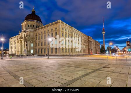 Der wunderschön rekonstruierte Stadtpalast und der berühmte Fernsehturm in Berlin bei Sonnenaufgang Stockfoto