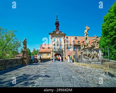 Kreuzigung-Gruppe und Altes Rathaus, Bamberg, Bayern, Deutschland Stockfoto