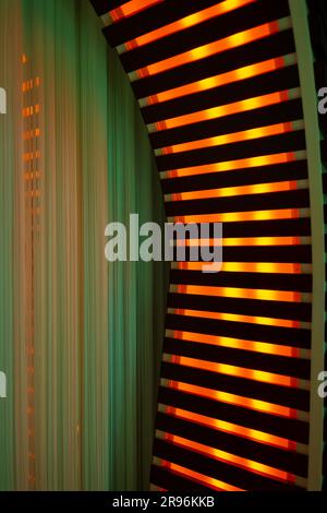 Beleuchtete orangefarbene Streifen auf einer modernen Säule in der Schweiz Stockfoto