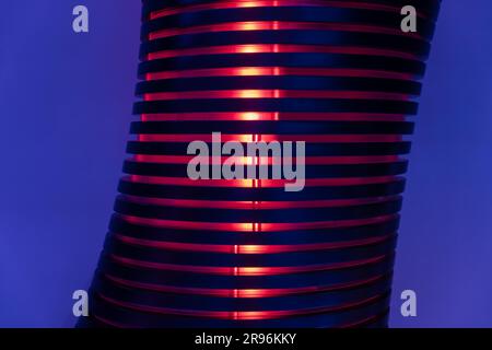 Beleuchtete rote Streifen auf einer modernen Säule in der Schweiz Stockfoto