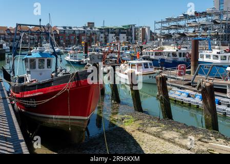 Fischerboote und Sportboote im Camber Dock, Portsmouth, England. Juni 2023. Stockfoto