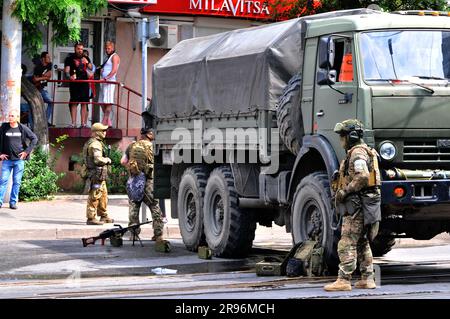 Rostov Auf Don, Russische Föderation. 24. Juni 2023. Kämpfer der privaten Militärfirma der Wagner Group entsenden am 24. Juni 2023 außerhalb des Stabs des russischen Militärbezirks Süd in Rostow-on-Don, Russland. Foto: Arkady Budnitsky / Kredit: UPI/Alamy Live News Stockfoto