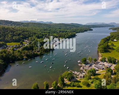 Luftdrohnenfoto des Windermere-Sees im Sommer. Es ist der größte See in Cumbria, England. Es gibt viele Boote auf dem See im Sommer. Stockfoto