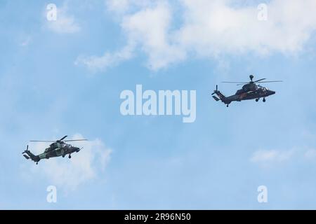Zwei Tiger-Hubschrauber der Bundeswehr (Front) und der französischen Armee im Flug, deutsch-französischer Kampfhubschrauber von Airbus Helicopters. Bundeswehr Stockfoto