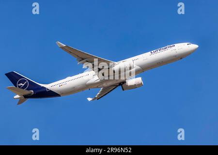 Airbus A330-300 der Fluggesellschaft Lufthansa während des Starts, Flughafen Fraport, Frankfurt am Main, Hessen, Deutschland Stockfoto