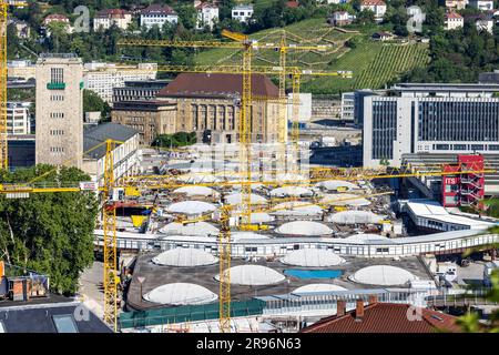 Baustelle des Hauptbahnhofs, wo die neue Durchgangsstation Stuttgart 21 gebaut wird. Auf der linken Seite ist das vom Kulturerbe geschützte Bonatz Stockfoto