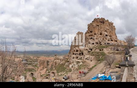 Ein Bild des Uchisar Castle aus der Nähe des Eingangsbereichs an einem bewölkten Tag. Stockfoto