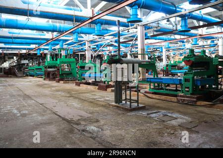 Wunderschöne industrielle Metallanlagen einer Produktionslinie in einem Maschinenbauwerk, ein Förderband mit Werkzeugmaschinen für Produkte. Maschinenraffinerie, Stockfoto