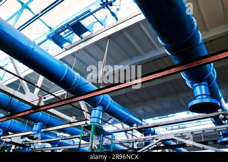 Die Decke in der Werkstatt der Raffinerie für den Maschinenbau in der petrochemischen Industrie mit blauem Metalleisen, große Einlass- und Auslassrohre V Stockfoto