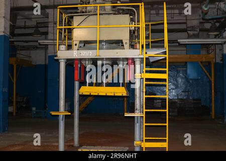 Treppen mit Stufen und Regalen mit Geländern und Gerätetanks in der industriellen Raffinerie Chemie Petrochemie. Stockfoto