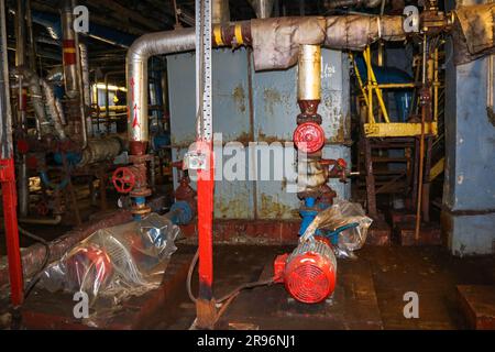 Eisenmetallische Zentrifugalpumpen, Anlagen und Rohre mit Flanschen und Ventilen zum Pumpen von flüssigen Brennstoffen in der chemischen Petroche der industriellen Raffinerie Stockfoto