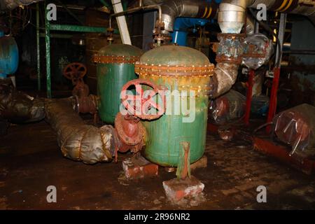 Altes rostfreies Metalleisen wurde in Korrosionsschutzanlagen in schlechtem Zustand aufgegeben Wärmetauscher Rohrpumpen in einer chemischen petrochemischen Fabrik einer industriellen Raffinerie. Stockfoto