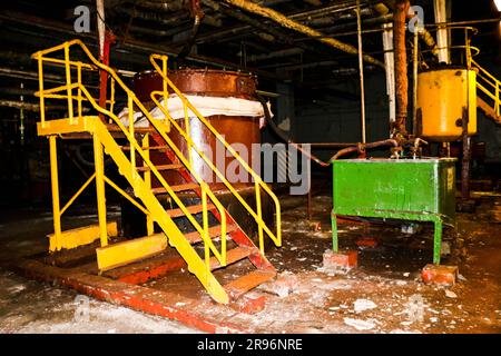 Treppen mit Stufen und Regalen mit Geländern und Gerätetanks in der industriellen Raffinerie Chemie Petrochemie. Stockfoto