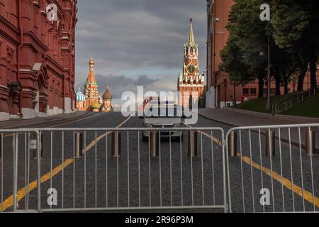 Moskau, Russland. 24. Juni 2023. Der Blick auf den Roten Platz war während allgemeiner Maßnahmen für die Öffentlichkeit geschlossen, wurde routinemäßig im Stadtzentrum fortgesetzt, während an einigen Stellen aufgrund der Krise zwischen der russischen Regierung und dem Sicherheitsunternehmen Wagner in Moskau, Russland, Sicherheitsmaßnahmen ergriffen wurden. Kredit: Nikolay Vinokurov/Alamy Live News Stockfoto