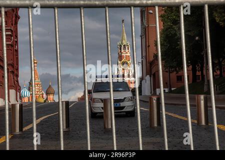 Moskau, Russland. 24. Juni 2023. Der Blick auf den Roten Platz war während allgemeiner Maßnahmen für die Öffentlichkeit geschlossen, wurde routinemäßig im Stadtzentrum fortgesetzt, während an einigen Stellen aufgrund der Krise zwischen der russischen Regierung und dem Sicherheitsunternehmen Wagner in Moskau, Russland, Sicherheitsmaßnahmen ergriffen wurden. Kredit: Nikolay Vinokurov/Alamy Live News Stockfoto