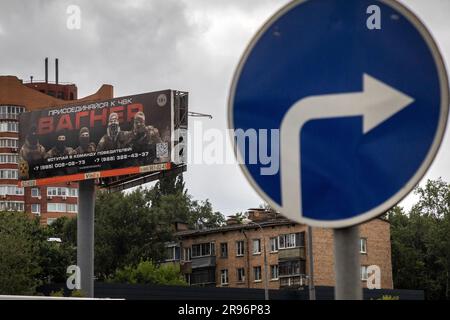 Moskau, Russland. 24. Juni 2023. Ein großes Werbebanner der PMC Wagner Group wird auf einer Autobahn in Moskau, Russland, gesehen Stockfoto