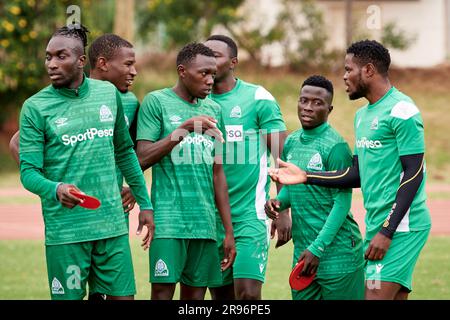 Nairobi, Kenia. 23. Juni 2023. Gor Mahia Spieler diskutieren, wie man beim Training ein Aufwärmspiel gewinnt. Gor Mahia trainiert vor dem Spiel gegen die Nairobi Citystars, Kenia Premier League. Kasarani Stadium Sportkomplex. Kredit: XtraTimeSports (Darren McKinstry) / Alamy. Stockfoto