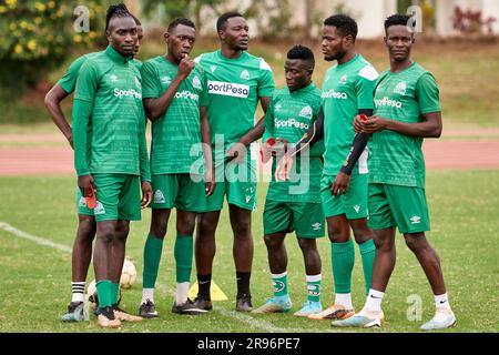 Nairobi, Kenia. 23. Juni 2023. Gor Mahia Spieler diskutieren, wie man beim Training ein Aufwärmspiel gewinnt. Gor Mahia trainiert vor dem Spiel gegen die Nairobi Citystars, Kenia Premier League. Kasarani Stadium Sportkomplex. Kredit: XtraTimeSports (Darren McKinstry) / Alamy. Stockfoto