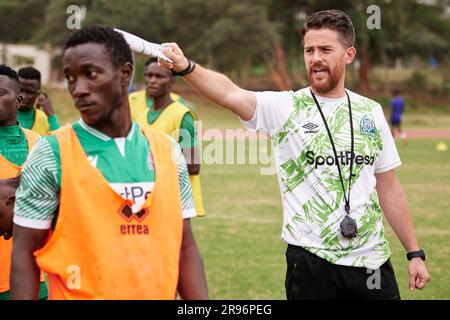 Nairobi, Kenia. 23. Juni 2023. Johnathan MCKINSTRY (Cheftrainer, Gor Mahia) gibt Spielern die Richtung vor. Gor Mahia trainiert vor dem Spiel gegen die Nairobi Citystars, Kenia Premier League. Kasarani Stadium Sportkomplex. Kredit: XtraTimeSports (Darren McKinstry) / Alamy. Stockfoto