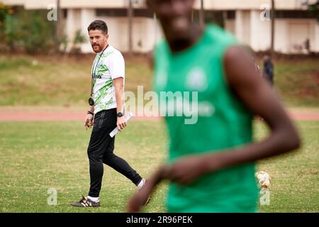 Nairobi, Kenia. 23. Juni 2023. Johnathan MCKINSTRY beobachtet das Training. Gor Mahia trainiert vor dem Spiel gegen die Nairobi Citystars, Kenia Premier League. Kasarani Stadium Sportkomplex. Kredit: XtraTimeSports (Darren McKinstry) / Alamy. Stockfoto