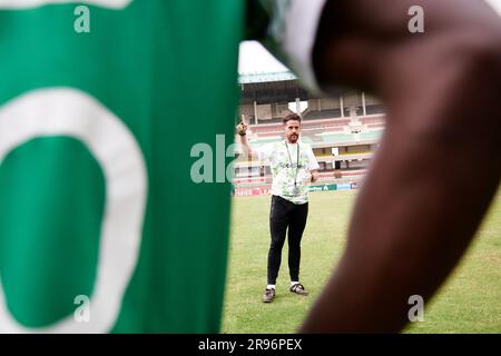 Nairobi, Kenia. 23. Juni 2023. Johnathan MCKINSTRY spricht am Ende des Trainings mit den Spielern. Gor Mahia trainiert vor dem Spiel gegen die Nairobi Citystars, Kenia Premier League. Kasarani Stadium Sportkomplex. Kredit: XtraTimeSports (Darren McKinstry) / Alamy. Stockfoto