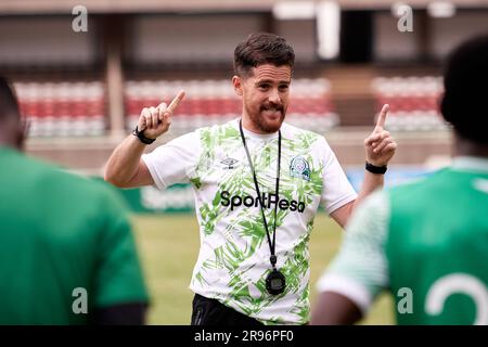 Nairobi, Kenia. 23. Juni 2023. Johnathan MCKINSTRY spricht am Ende des Trainings mit den Spielern. Gor Mahia trainiert vor dem Spiel gegen die Nairobi Citystars, Kenia Premier League. Kasarani Stadium Sportkomplex. Kredit: XtraTimeSports (Darren McKinstry) / Alamy. Stockfoto