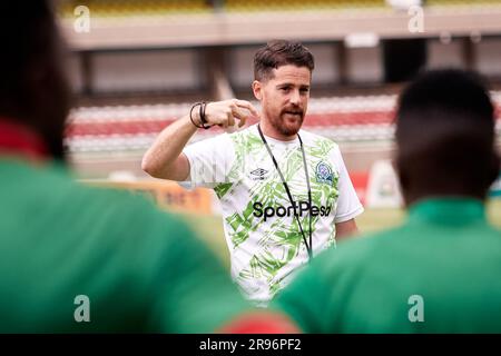 Nairobi, Kenia. 23. Juni 2023. Johnathan MCKINSTRY spricht am Ende des Trainings mit den Spielern. Gor Mahia trainiert vor dem Spiel gegen die Nairobi Citystars, Kenia Premier League. Kasarani Stadium Sportkomplex. Kredit: XtraTimeSports (Darren McKinstry) / Alamy. Stockfoto