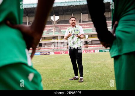 Nairobi, Kenia. 23. Juni 2023. Johnathan MCKINSTRY spricht am Ende des Trainings mit den Spielern. Gor Mahia trainiert vor dem Spiel gegen die Nairobi Citystars, Kenia Premier League. Kasarani Stadium Sportkomplex. Kredit: XtraTimeSports (Darren McKinstry) / Alamy. Stockfoto