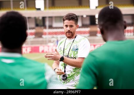 Nairobi, Kenia. 23. Juni 2023. Johnathan MCKINSTRY spricht am Ende des Trainings mit den Spielern. Gor Mahia trainiert vor dem Spiel gegen die Nairobi Citystars, Kenia Premier League. Kasarani Stadium Sportkomplex. Kredit: XtraTimeSports (Darren McKinstry) / Alamy. Stockfoto