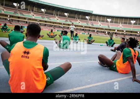 Nairobi, Kenia. 23. Juni 2023. Gor Mahia Spieler dehnen sich und kühlen sich nach dem Training ab. Gor Mahia trainiert vor dem Spiel gegen die Nairobi Citystars, Kenia Premier League. Kasarani Stadium Sportkomplex. Kredit: XtraTimeSports (Darren McKinstry) / Alamy. Stockfoto