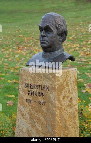 Denkmal und Büste von Sebastian Kneipp, Inschrift, Kurgarten, Bad Schwalbach, Taunus, Hessen, Deutschland Stockfoto
