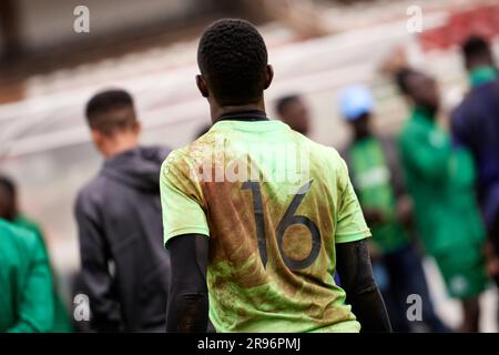 Gad MATTHEWS (GK, Gor Mahia) verlässt das Spielfeld am Ende des Trainings. Nairobi, Kenia. 23. Juni 2023. Gor Mahia trainiert vor dem Spiel gegen die Nairobi Citystars, Kenia Premier League. Kasarani Stadium Sportkomplex. Kredit: XtraTimeSports (Darren McKinstry) / Alamy. Stockfoto