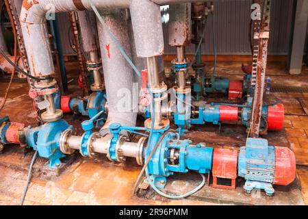 Eisenmetallische Zentrifugalpumpen, Anlagen und Rohre mit Flanschen und Ventilen zum Pumpen von flüssigen Brennstoffen in der chemischen Petroche der industriellen Raffinerie Stockfoto