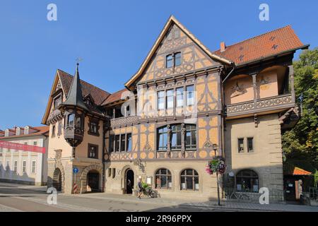 Fachwerkhaus mit Erkerfenster und Ornamenten Henneberger Haus, 1895 erbaut, Meiningen, Thüringen, Deutschland Stockfoto