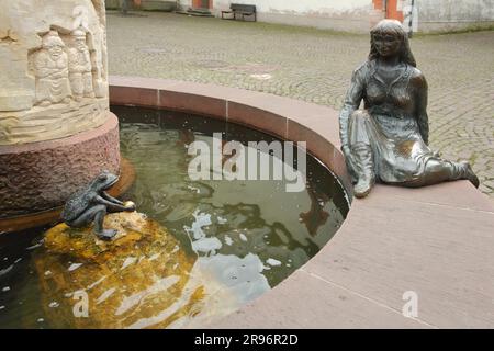 Märchenbrunnen mit Skulpturen Frosch Prinz im Wasser und Prinzessin, Marktplatz, Märchenfigur, Frau, Steinau an der Straße, Spessart Stockfoto