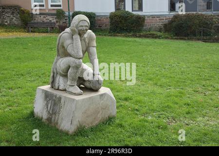 Skulptur und Denkmal des kaiserlichen Ritters Ulrich von Hutten 1488-1523, kniend, Stein, Schluechtern, Vogelsberg, Hessen, Deutschland Stockfoto