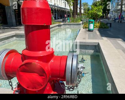 Roter Feuerhydrant Von Anlagen Auf Fußwegen Stockfoto